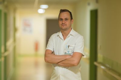 Jak se rychle zotavit po operaci kloubů a páteře? Primář z Nemocnice AGEL Karviná radí začít s rehabilitací co nejdříve